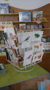 image de la boutique du moulin de la biodiversité avec des cartes postales