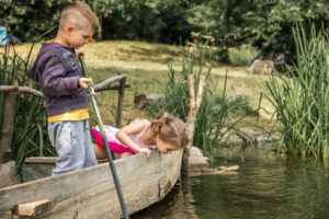 Un petit garçon et une petite fille pêchant dans un bateau, le concept de loisirs et de pêche.